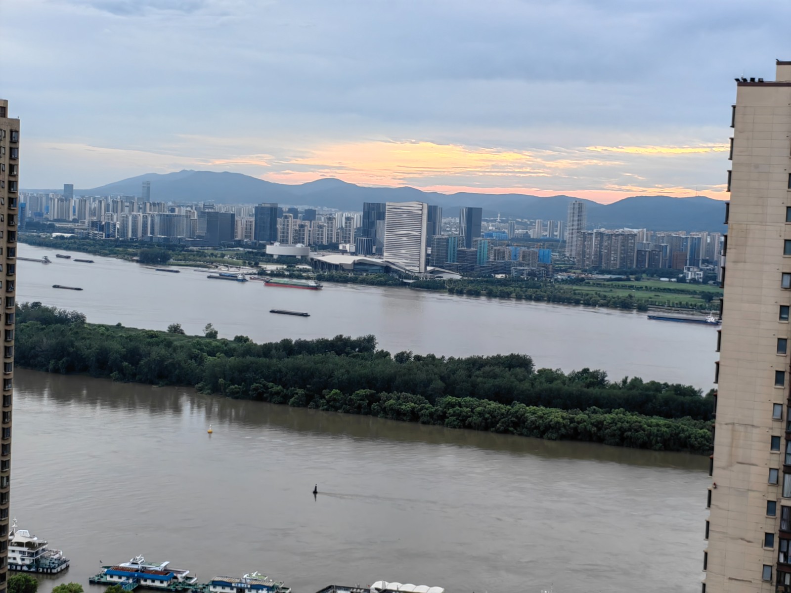 世茂外滩次顶层江景3室2卫140平方